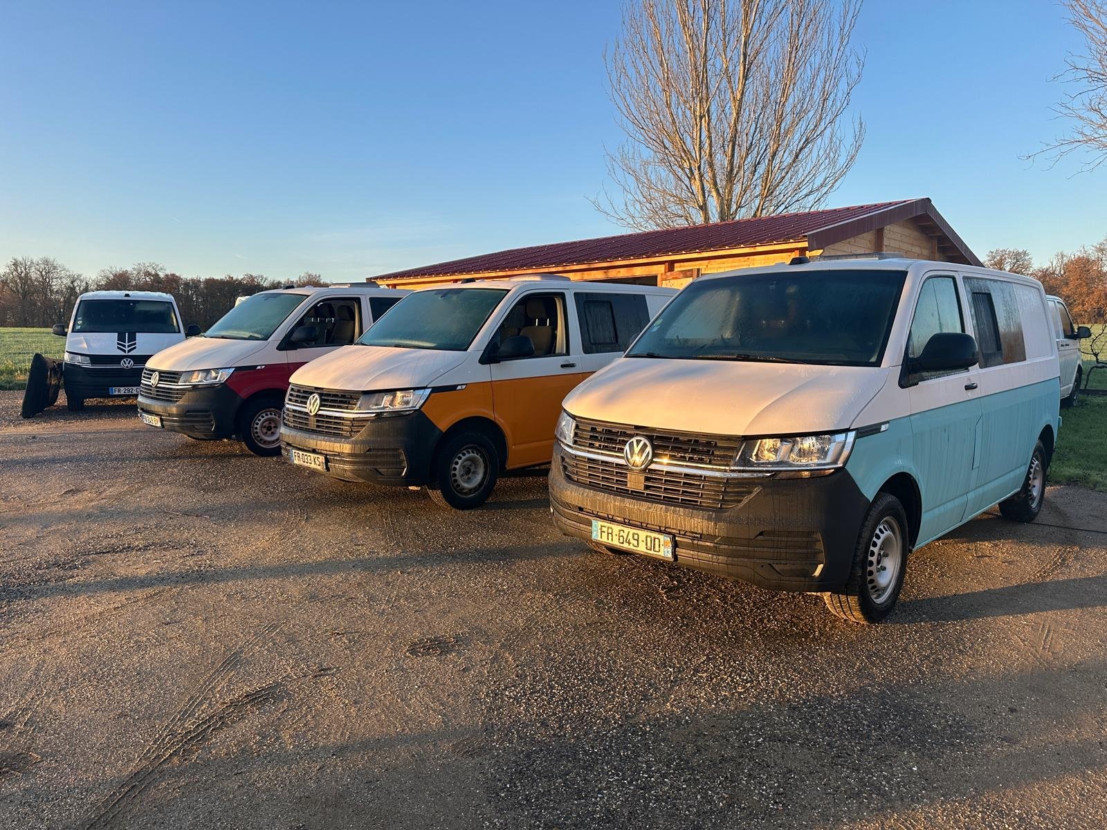 Quatre Volkswagen Transporter aménagés alignés devant l’atelier Duck Van 32, à Lamothe-Goas